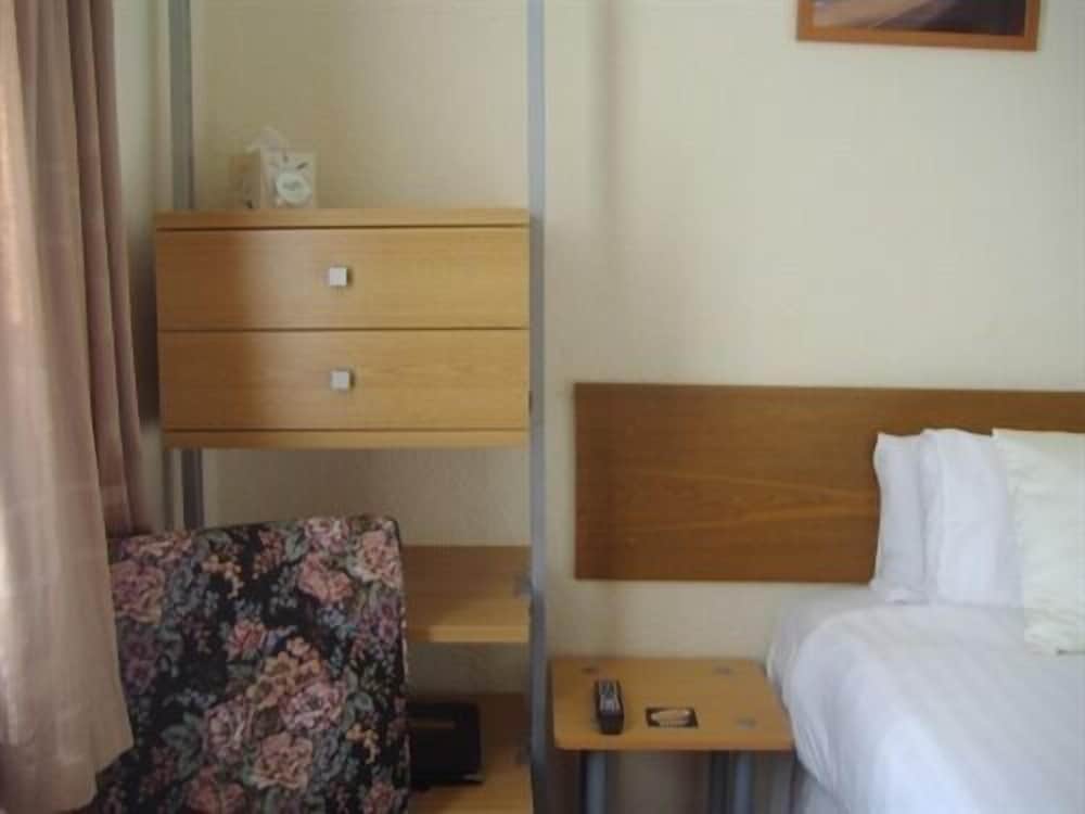 Single Room, Private Bathroom photo 3