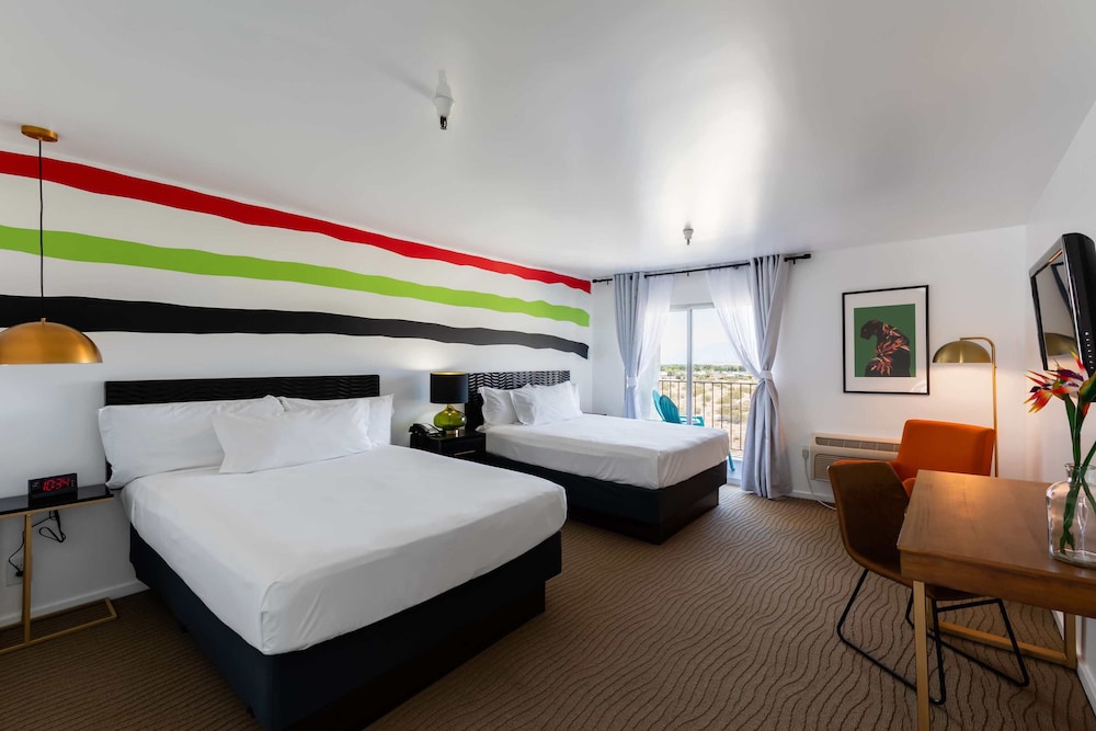 Premium Double Room, 2 Queen Beds - Photo 4
