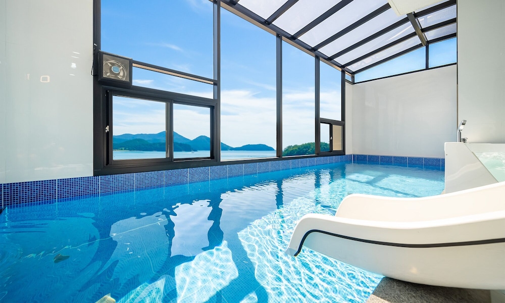 KIDS 01 Pool Villa