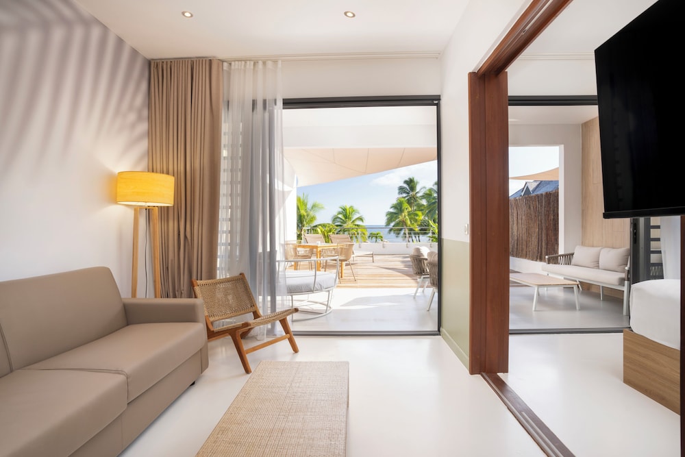 Upper Floor 1-bedroom suite with Solarium photo 2