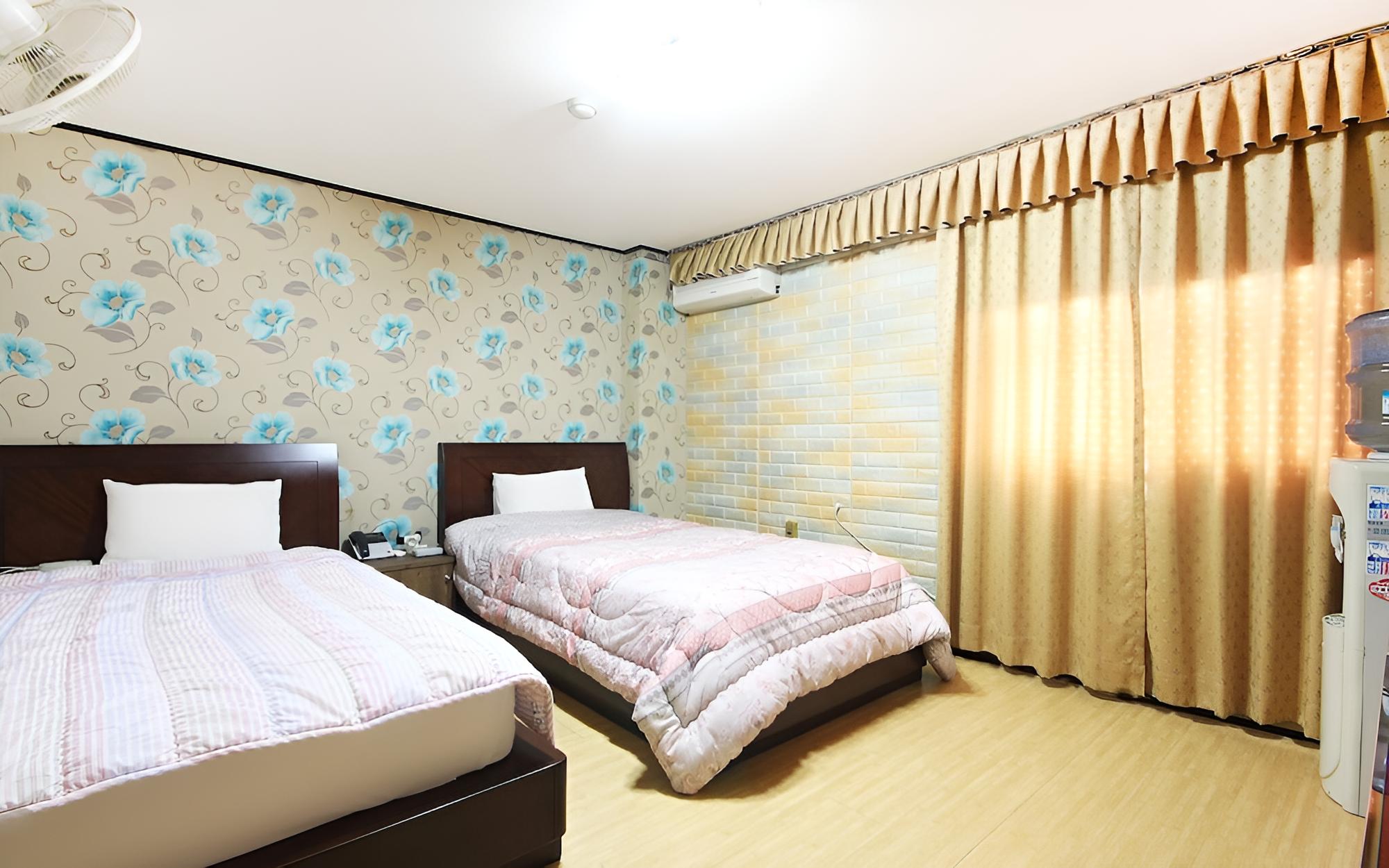 Room (Twin) photo 1