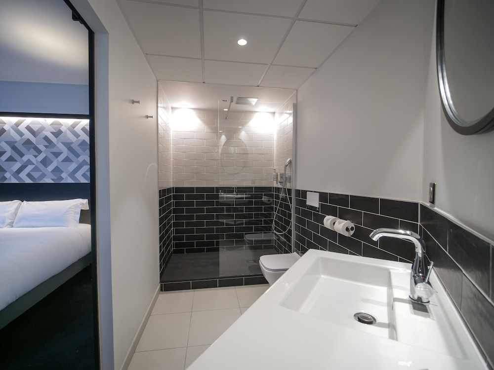 Business Double Room, 1 King Bed, Non Smoking - Photo 3