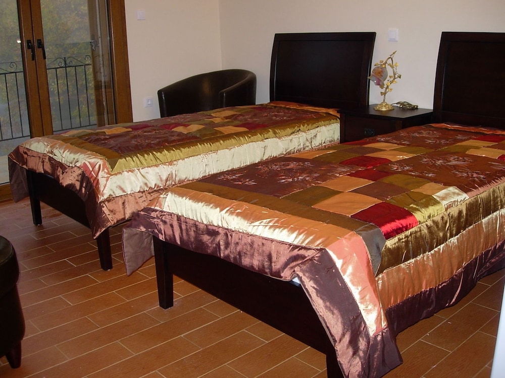 Twin Room, 2 Twin Beds, Fireplace, Mountain View photo 1