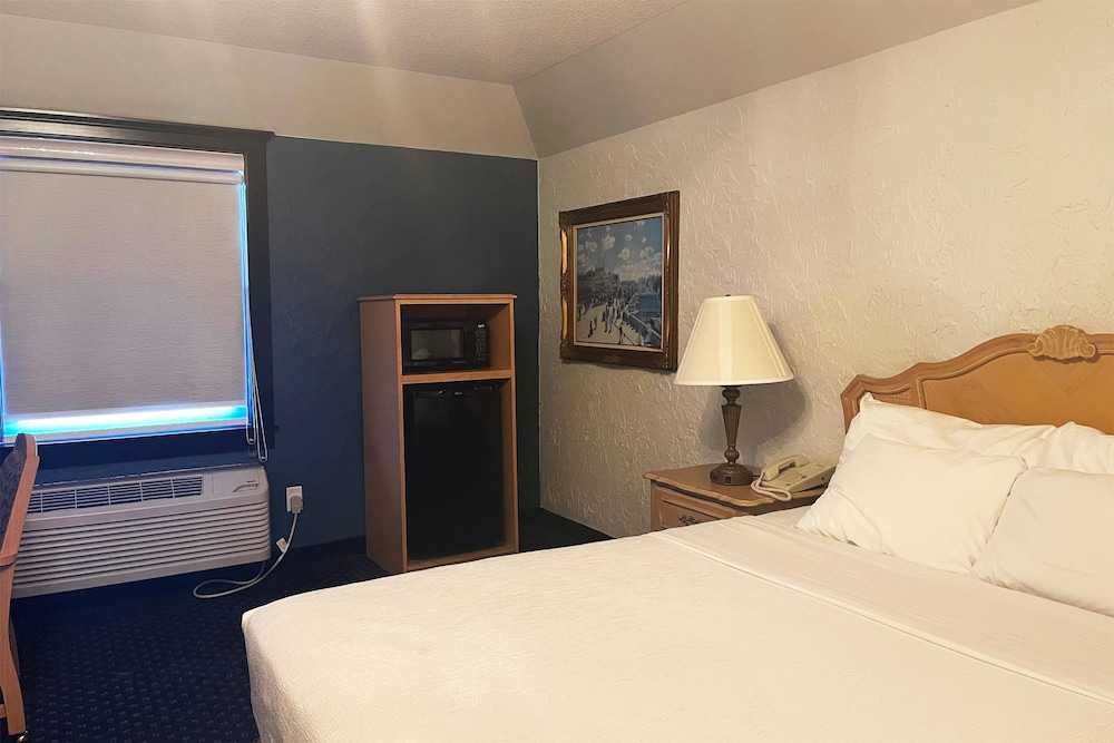 Deluxe Room, 1 Queen Bed, Non Smoking - Photo 2
