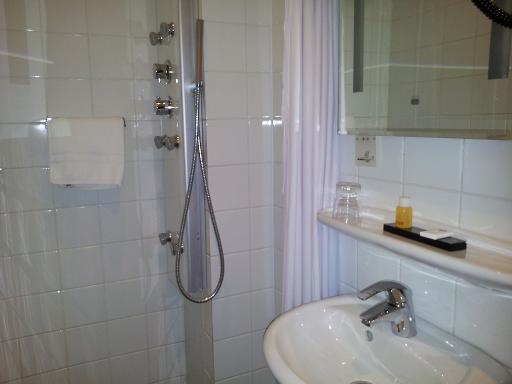 Standard Room thumbnail 5