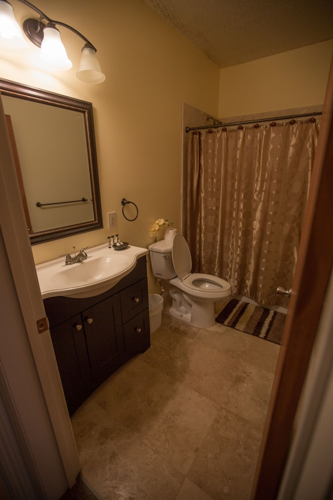 Economy Double Room, 1 King Bed, Ocean View photo 3