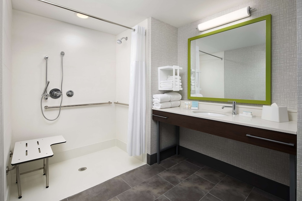 Studio, 1 King Bed, Accessible (Mobility & Hearing, Roll-In Shower) - Photo 2