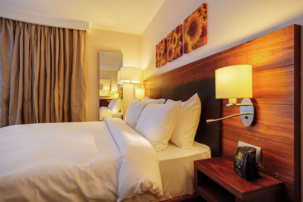 Room, 1 King Bed, Corner (Panoramic)