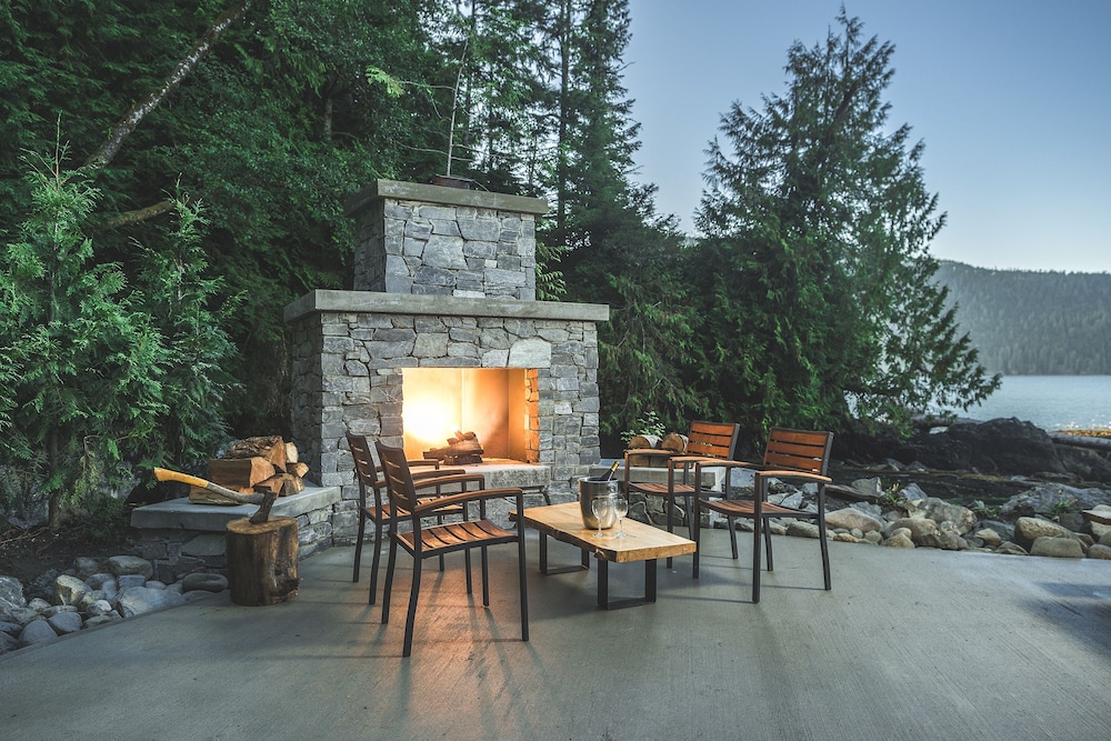 Beachfront 2 Bedroom Cottage with Private Fire Pit photo 1