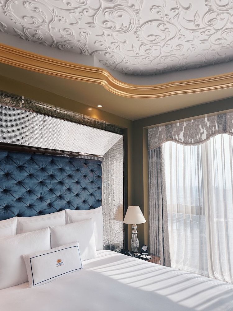 Junior Suite, Club Lounge Access, Free Minibar, City View, photo 6