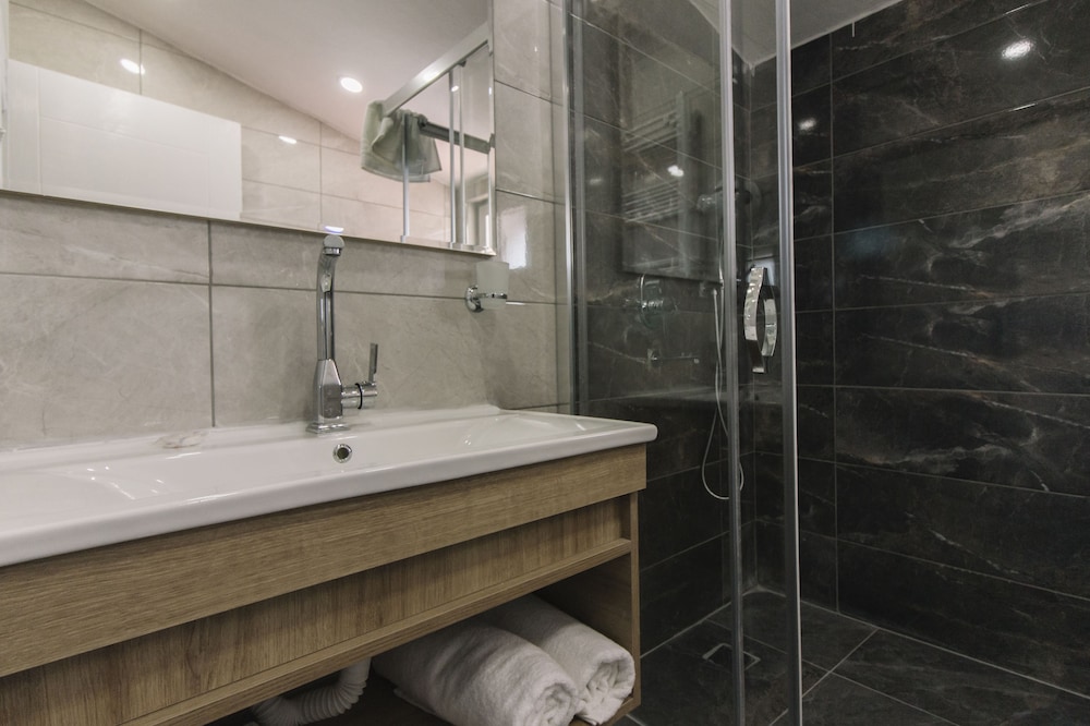 Quadruple Room - Photo 10