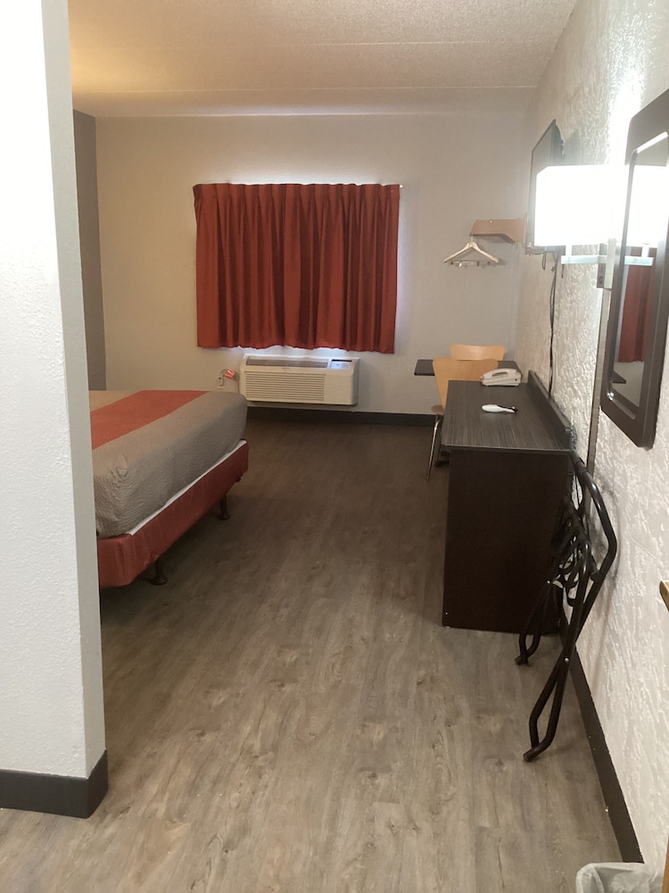Premium Room, 1 King Bed, Non Smoking, Refrigerator photo 3
