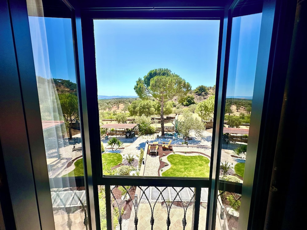 Superior Double or Twin Room, Partial Sea View photo 3