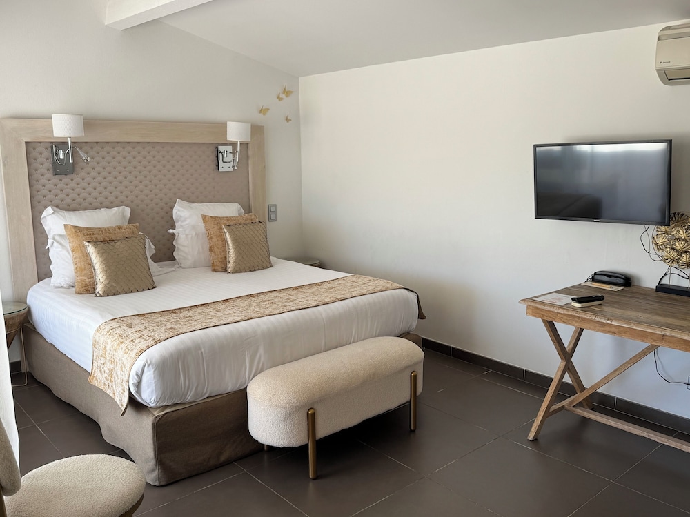 Suite - Photo 1