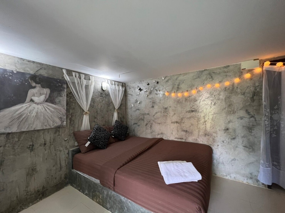 Deluxe Room, 1 Queen Bed - Photo 10