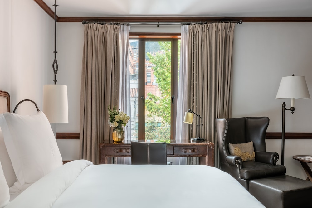 Grand Room, 1 King Bed (Fireplace)
