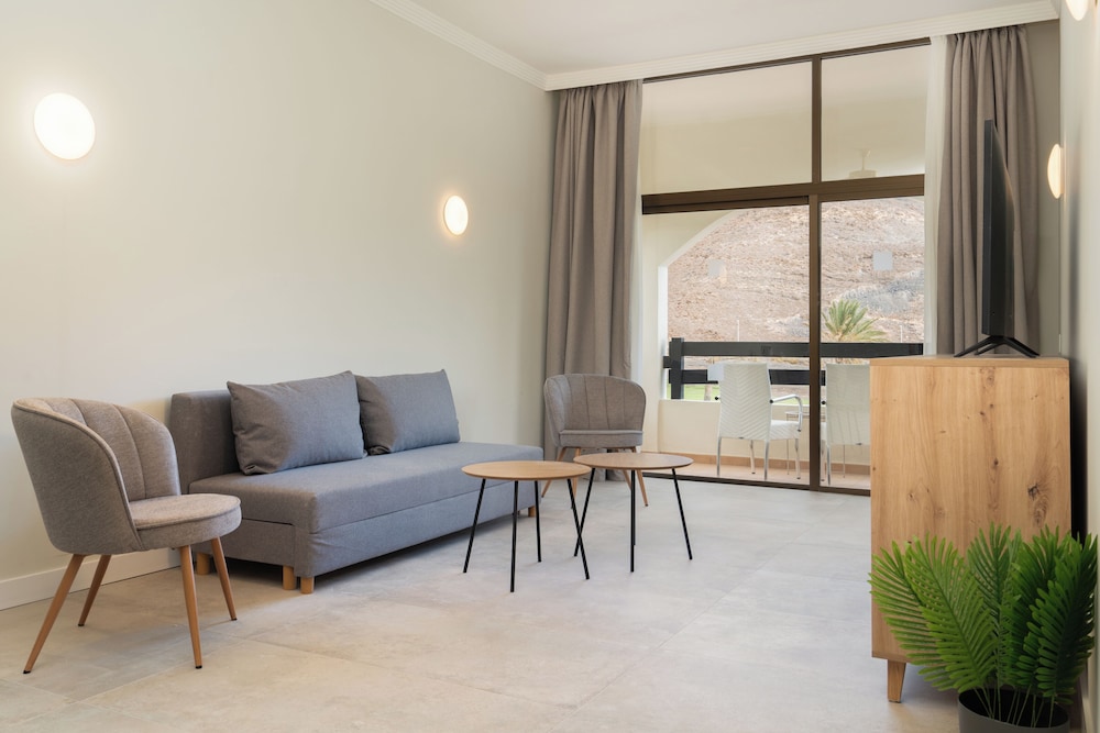 Family Room (Standard 3 Adults + 2 Children) photo 2
