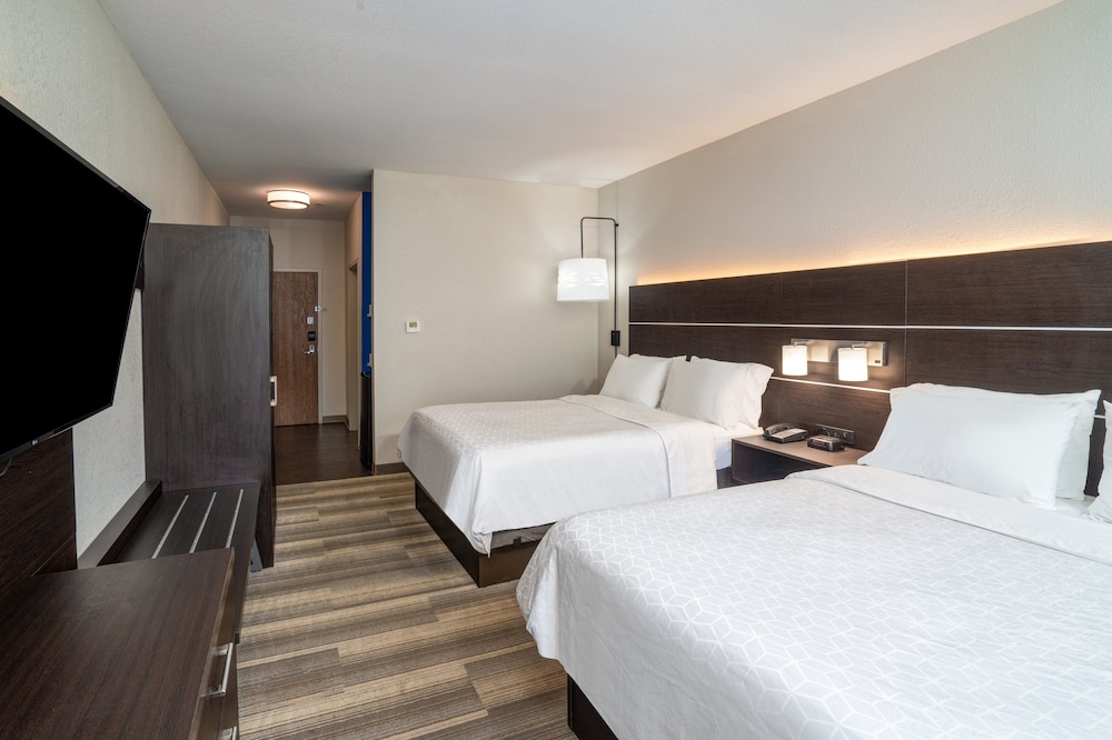 Standard Room, 2 Queen Beds - Photo 2