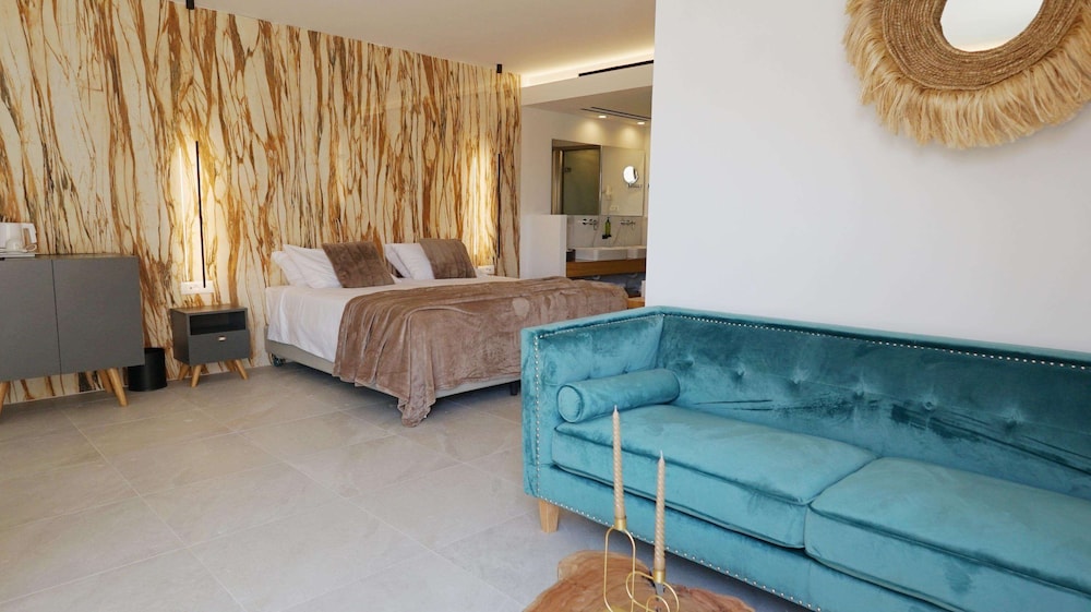 Suite, Hot Tub - Photo 11