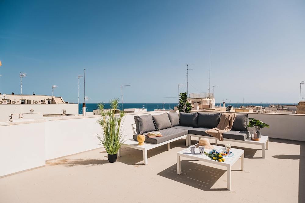 Panoramic Apartment, 2 Bedrooms, Terrace, Partial Sea View