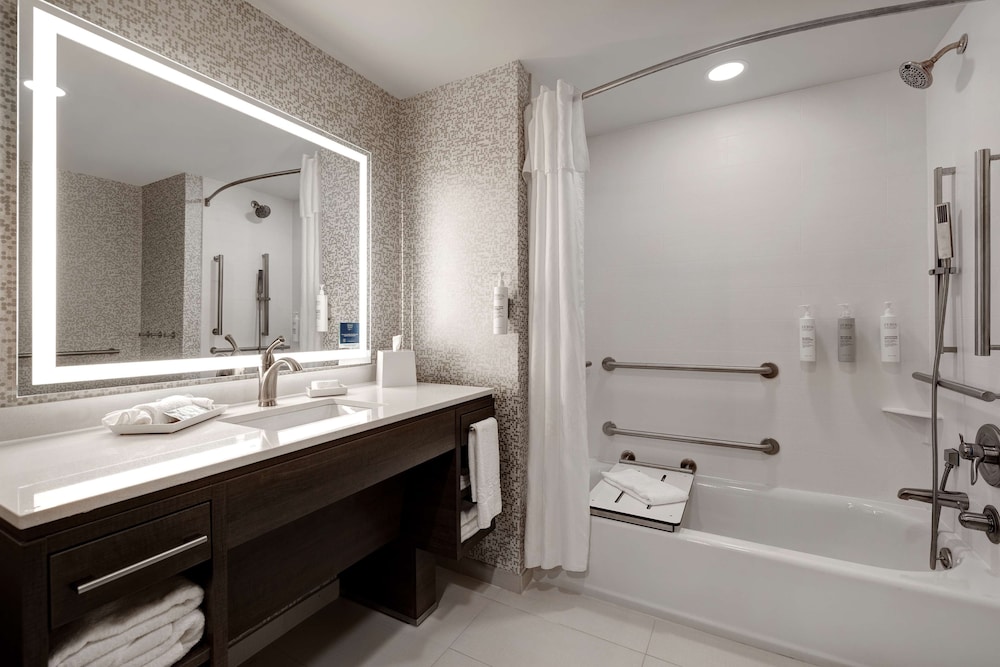 Studio, 1 King Bed, Accessible, Bathtub - Photo 2