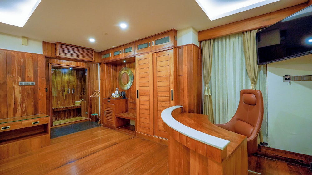 Premium Suite - Photo 5