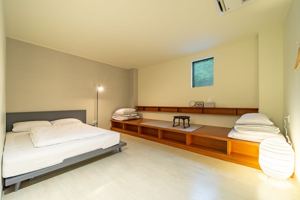 Room (B) photo 3