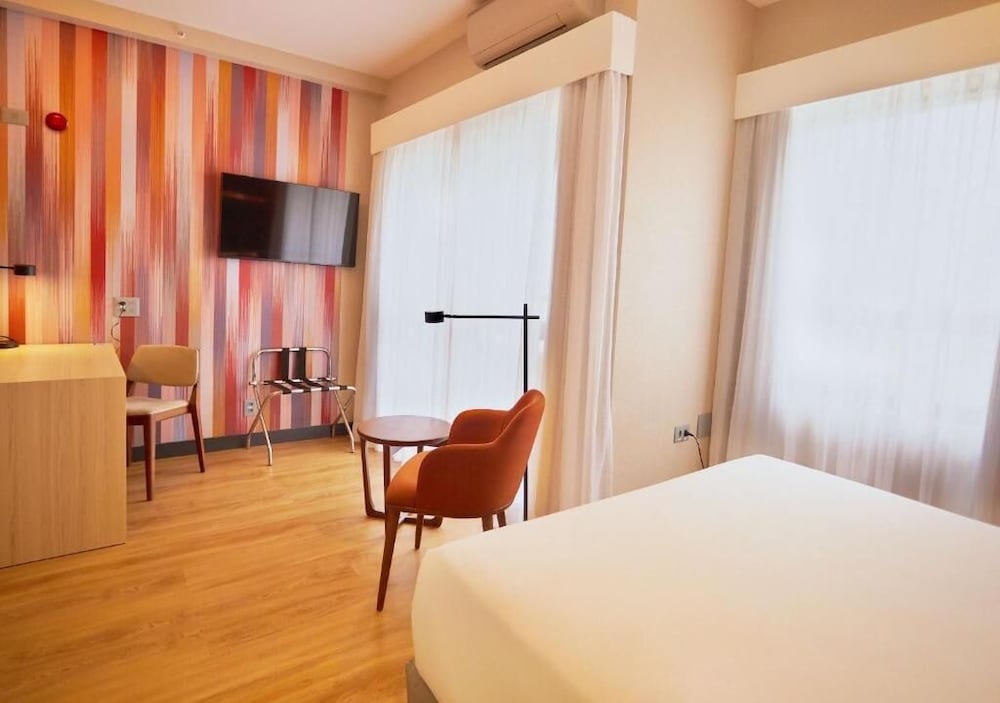 Luxury Room, 1 Queen Bed, Mobility Accessible - Photo 7