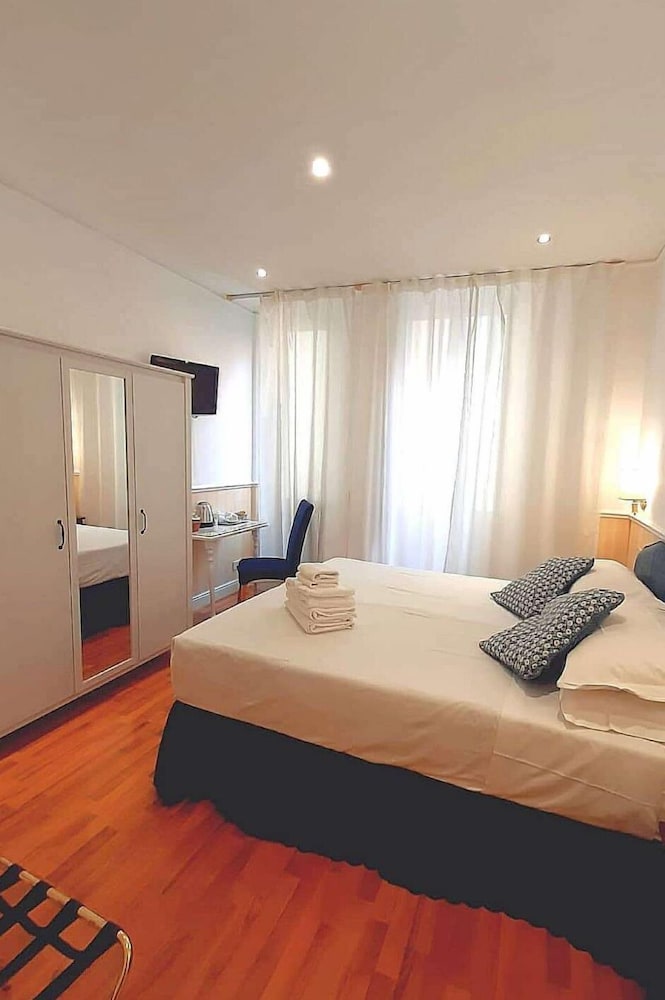 Standard Double or Twin Room photo 3