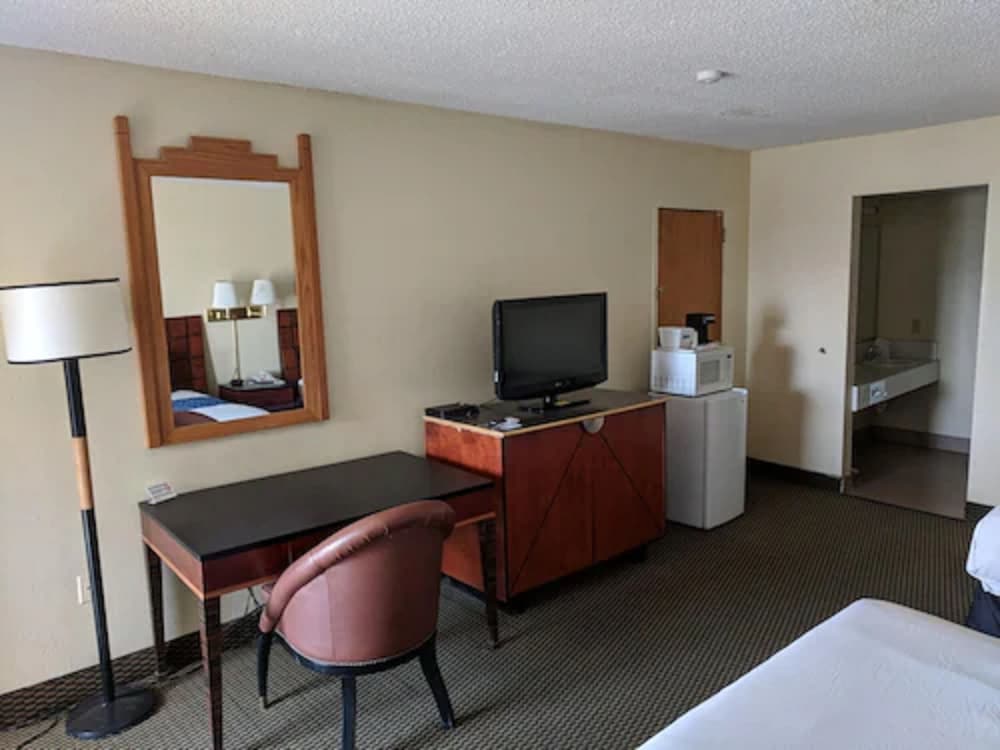 Room, 2 Queen Beds, Non Smoking - Photo 5