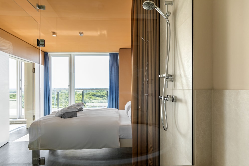Suite lateral sea view with balcony thumbnail 5