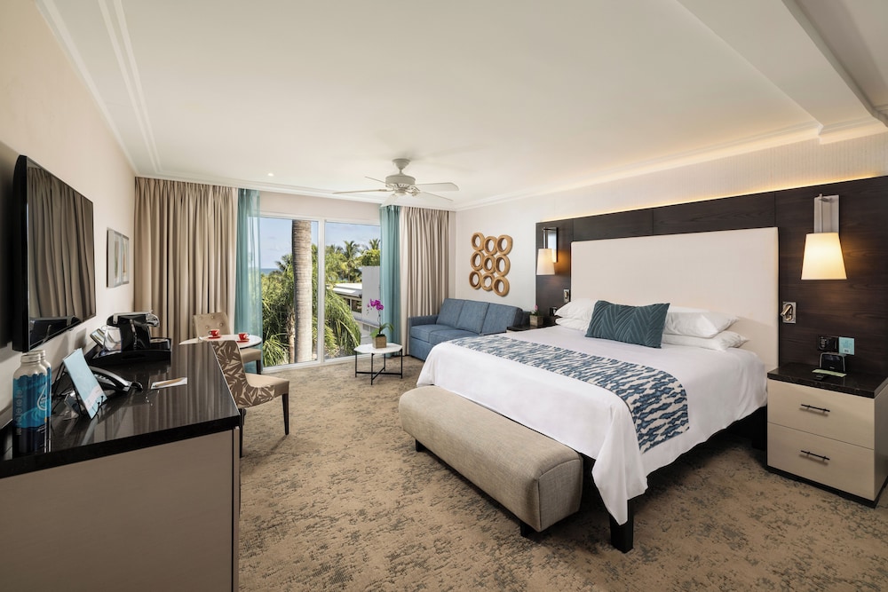 Deluxe Room, 1 King Bed with Sofa bed, Partial Ocean View