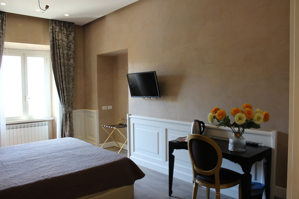 Classic Double Room, 1 King Bed photo 2