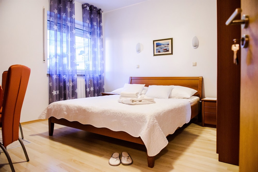 Room (S1)