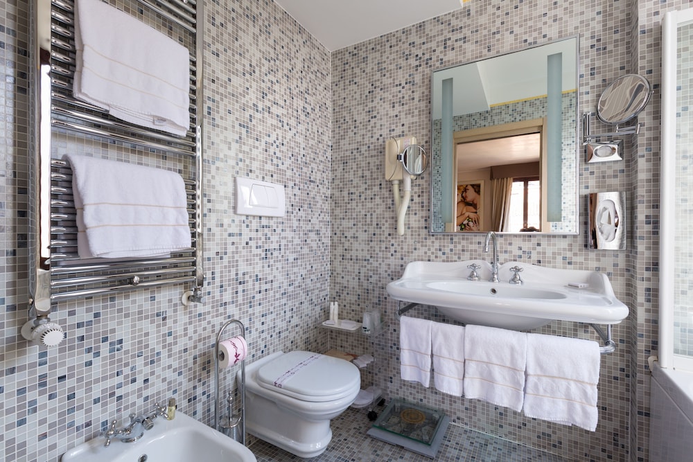 Exclusive Suite, Canal View
