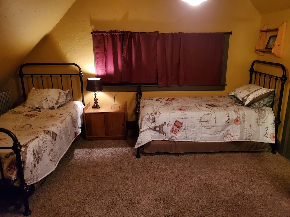 North Loft, 2 Twin Beds, Shared Bathroom, City View