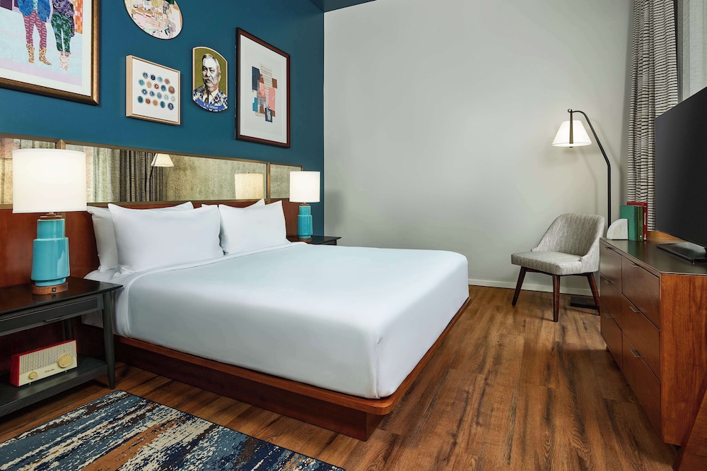 Deluxe Suite, 1 King Bed, Accessible (Hearing)