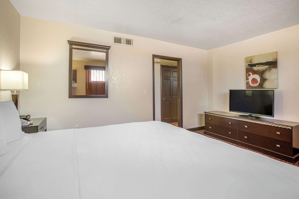 Suite, Multiple Beds, Non Smoking - Photo 1