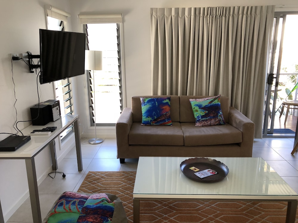Deluxe Studio, 1 Queen Bed, Non Smoking, Kitchen photo 3