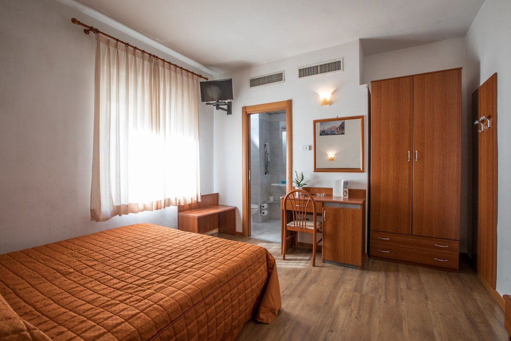 Economy Double Room photo 3