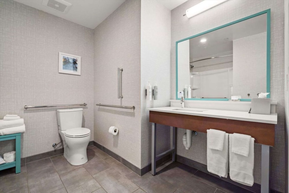 Room, 2 Queen Beds, Accessible (Mobility, Roll In Shower)