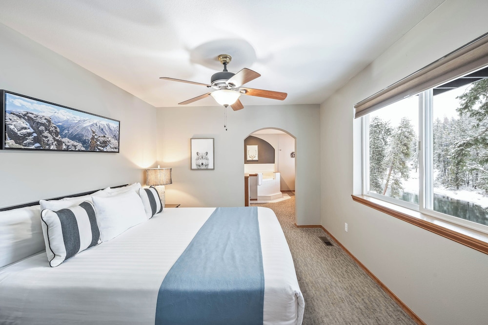 Colorado - 1 King Bed with Sofa bed, Kitchen, River View, Jetted Tub, Kitchen, Fireplace (No Pets) photo 2