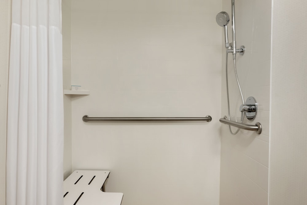 Room, 1 King Bed, Accessible - Photo 4
