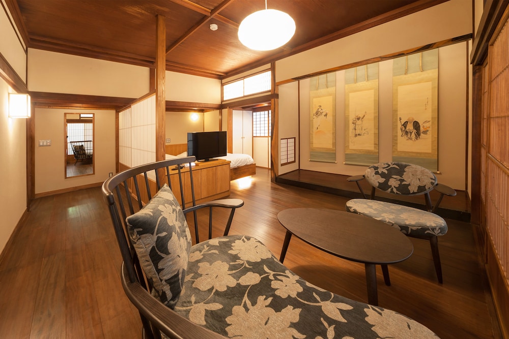 302 Basic Twin Room, 2 Twin Beds, Non Smoking