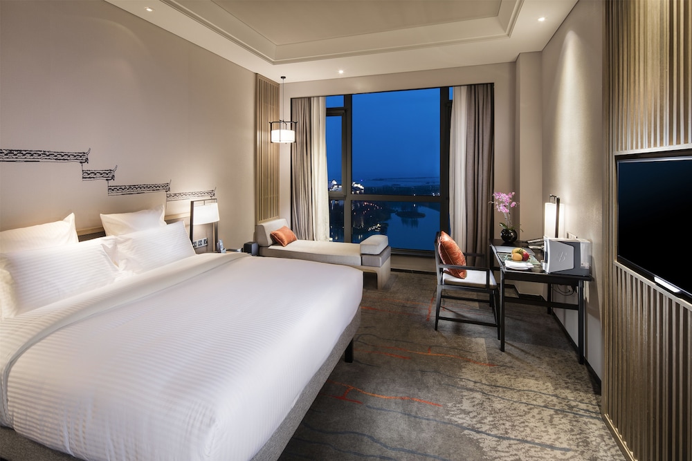 Superior Room, 1 King Bed, City View photo 3