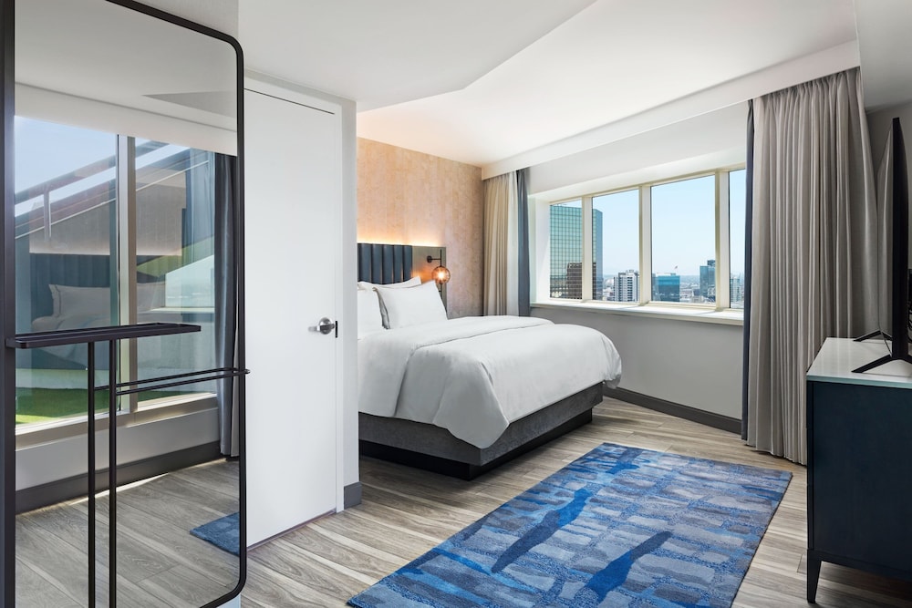 Hospitality Suite, 1 King Bed, Bay View - Photo 2