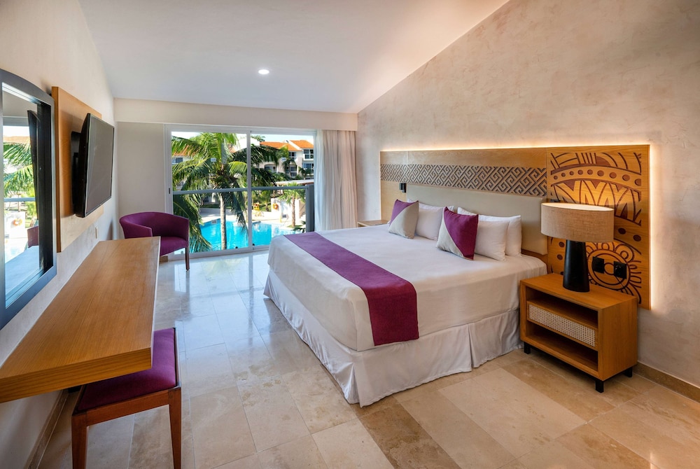Superior Pool, 1 King Bed, Non-Smoking photo 1