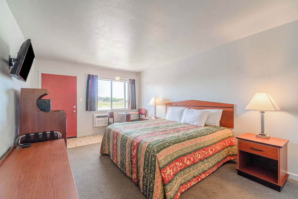 Room, 1 King Bed, Non Smoking photo 3