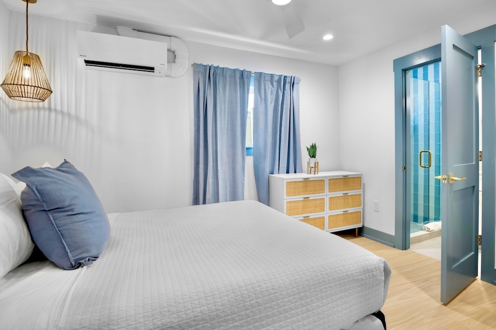 Deluxe 1 Bedroom King Suite photo 2