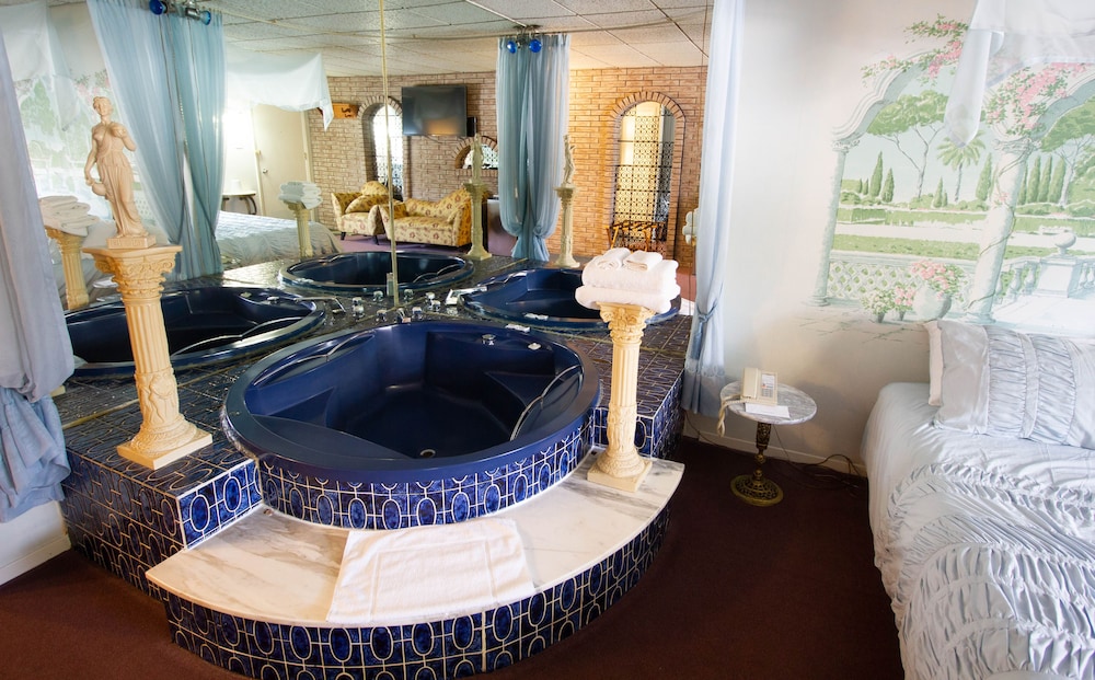 Romantic Studio, 1 King Bed, 2 Bathrooms photo 2